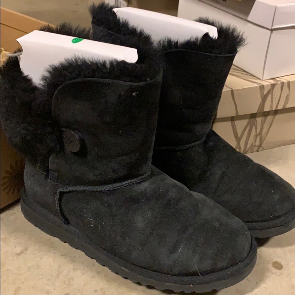 UGG short booties button side K Classic size 6